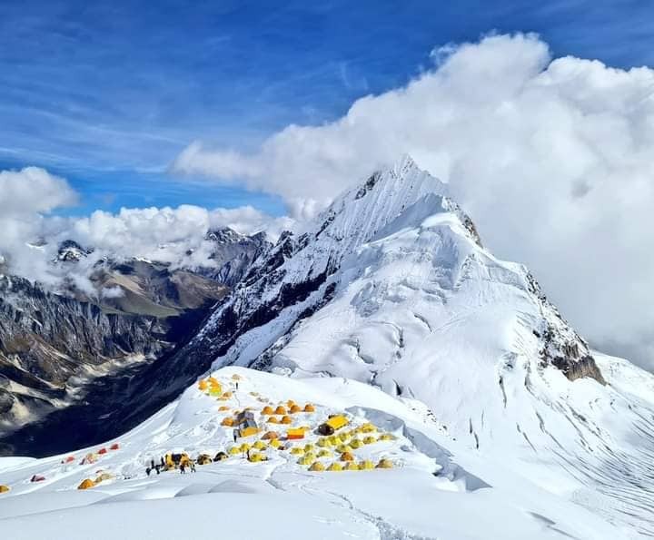 मनास्लु आधार शिविरकाे हिउँ पहिरोमा हराइरहेकामध्ये दुई जनाको उद्धार