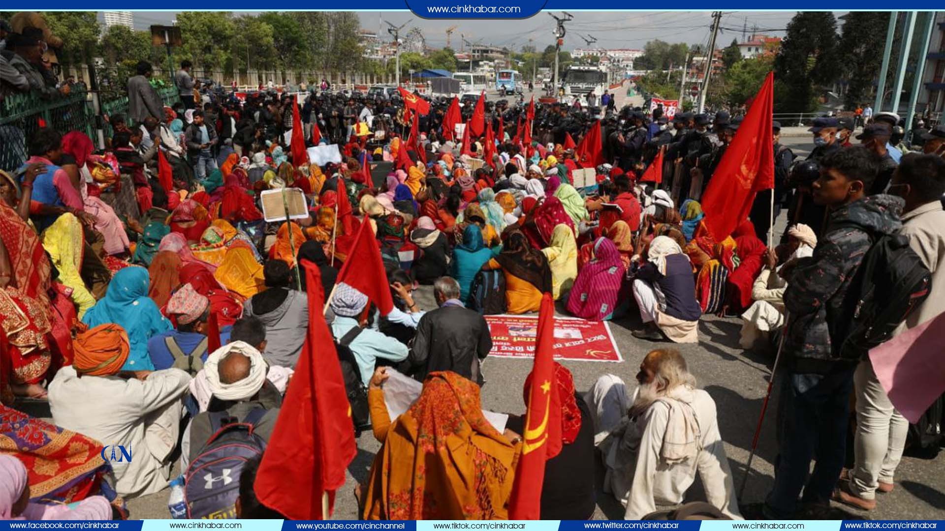 न्याय माग्दै मिटरब्याज पीडितको अर्को समूह काठमाडौँमा (फोटो फिचर)