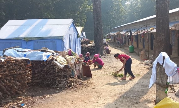 पहिरो प्रभावित अस्थायी टहरामै, उम्मेदवार आश्वासन बाँड्दै