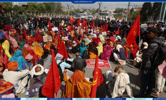 न्याय माग्दै मिटरब्याज पीडितको अर्को समूह काठमाडौँमा (फोटो फिचर)