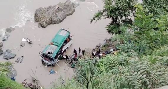 त्रिशुली नदीमा बस खस्दा आठ जनाको मृत्यु