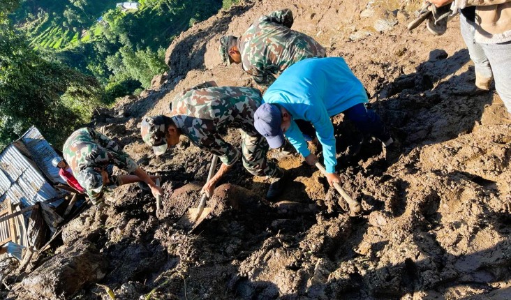 रामेछाप पहिरोमा पुरिएका ६ जनाको शव फेला, ४ जना बेपत्ता