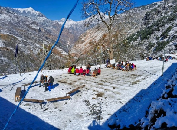 हुम्लाका विद्यार्थी हिउँमै अध्ययन गर्न वाध्य